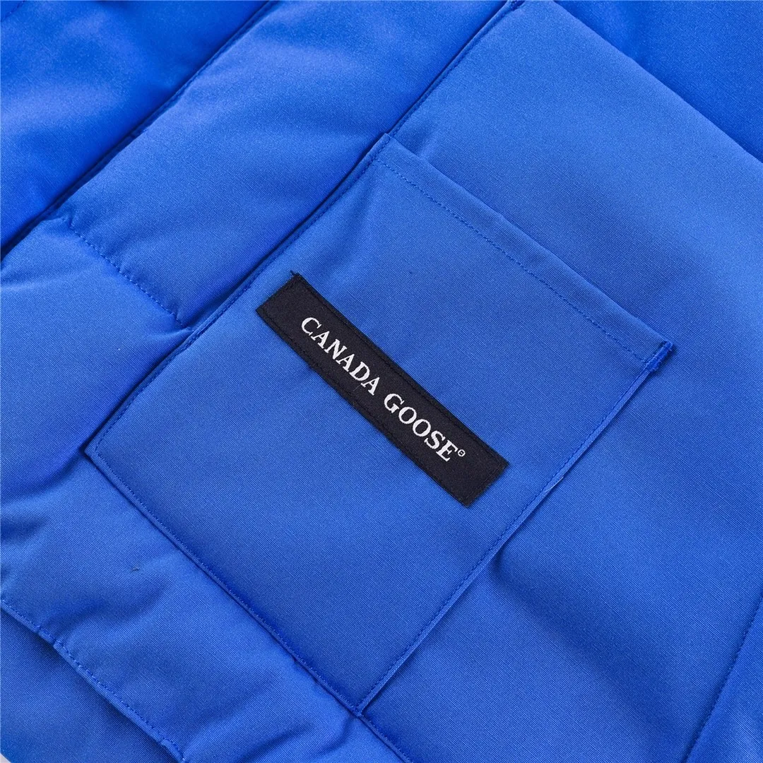 P320 Canada Goose Canada Goose #Freestyle Crew 4154M men's and women's vest down# ➖ Genuine synchronous anti-counterfeiting chip sensor! ➖ Imported Behringer embroidery machine to customize 10,000-needle embroidery logo! ➖ Imported 21-count polyester-cotton blended original fabric, using Feather-Light 10D waterproof coating fabric, made of 84.5% polyester fiber and 15.5% cotton, 100% the best feel in the entire network! ➖ The genuine official website uses the national standard 80 white duck down, and will never be misled by false claims such as 90 down or goose down! ➖ 100% nylon nylon lining with double double-layer sealing design to prevent velvet from running away. Top-grade polar fleece is used in the collar and pockets to keep warm and comfortable! ➖ Yoshida YKK provides original custom-made electroplated sliders. YKK two-way lockable zippers are tight and smooth and will not peel off paint! ➖ 3M composite original Velcro is durable, and all accessories and hardware are disassembled and customized!  SIZE: XS S M L XL XXL [Attached: Size chart]